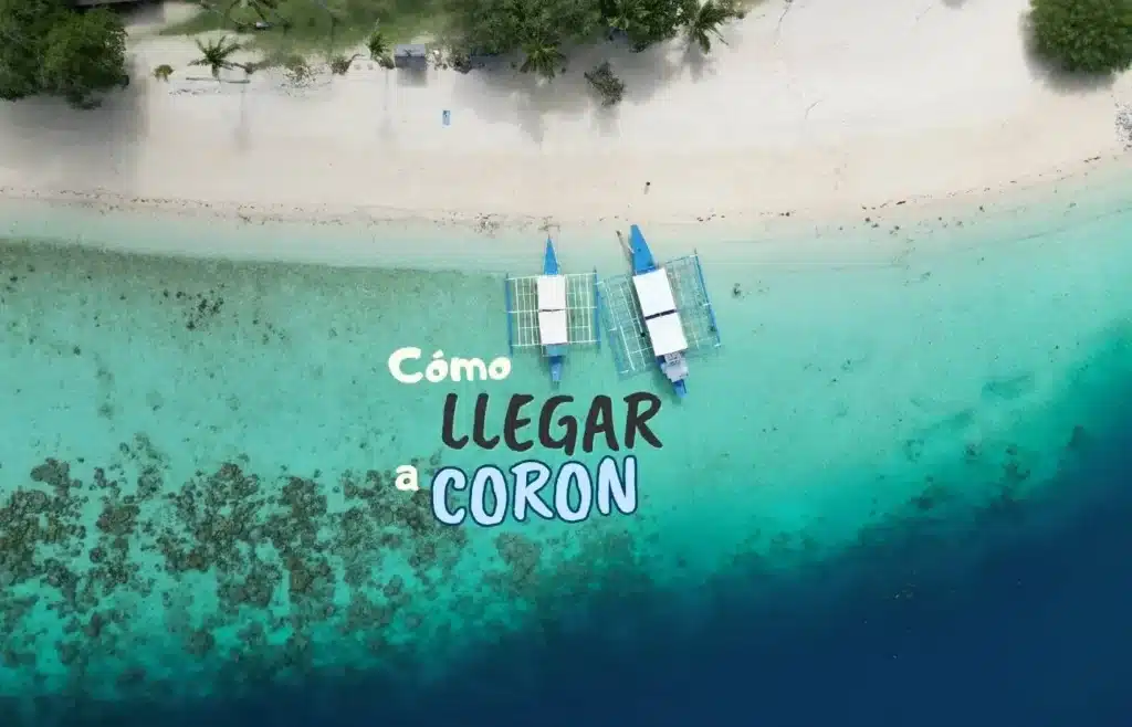 Vista aérea de una playa de arena blanca y barcos tradicionales bangkas en Corón, Filipinas.