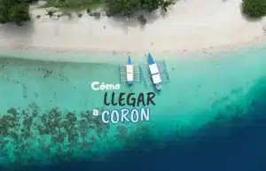 Vista aérea de una playa de arena blanca y barcos tradicionales bangkas en Corón, Filipinas.