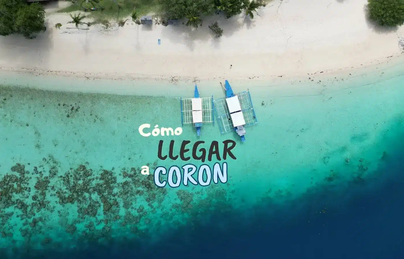 Vista aérea de una playa de arena blanca y barcos tradicionales bangkas en Corón, Filipinas.