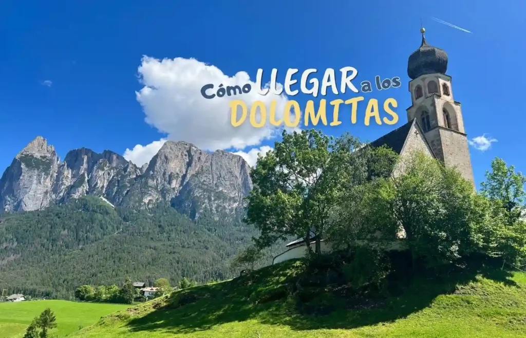 Iglesia tipica de los Alpes con letras de "como llegar a Dolomitas"