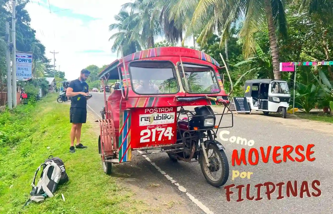 Triciclo rojo tradicional en una carretera local con palmeras y texto Cómo moverse por Filipinas