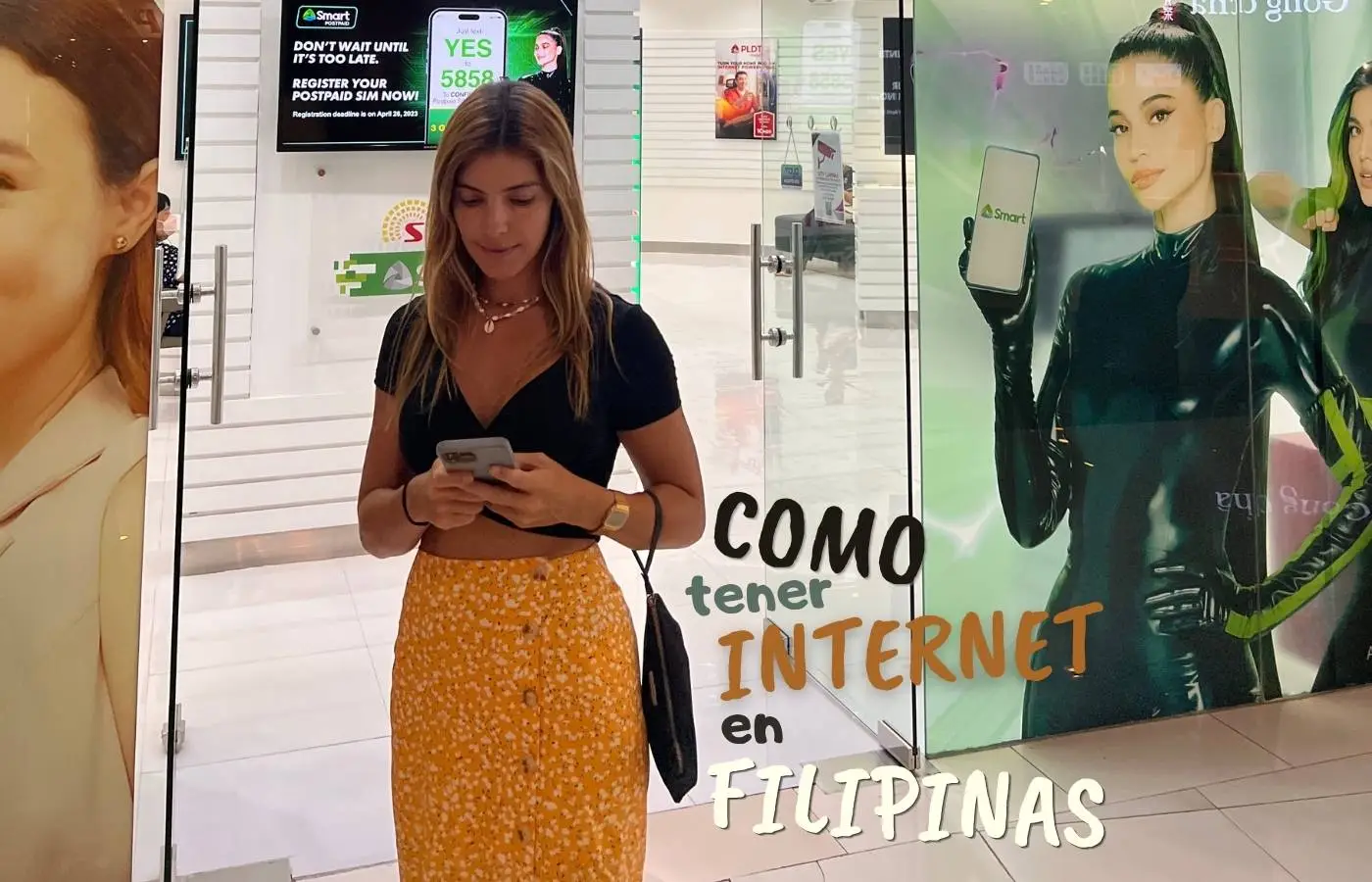 Mujer joven consultando su teléfono móvil frente a una tienda de telefonía con el texto Cómo tener internet en Filipinas