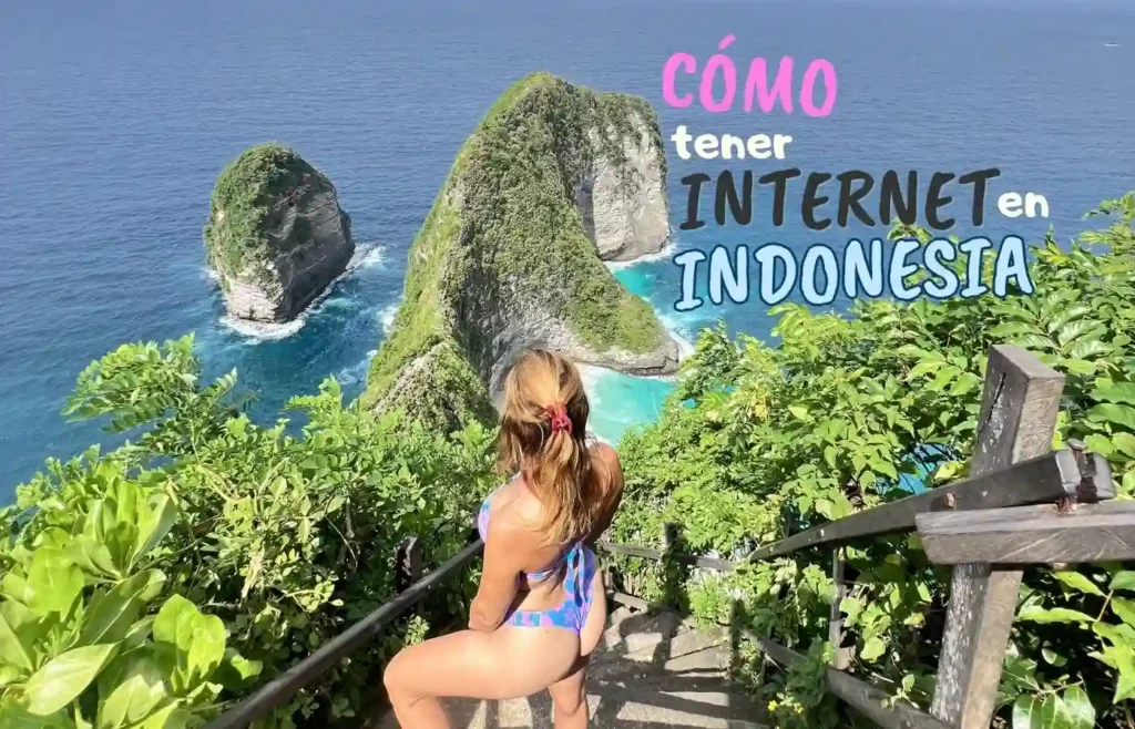Mujer bajando escaleras con vista a Kelingking Beach, Indonesia.