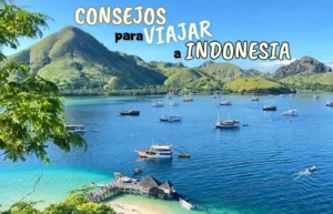 Consejos para viajar a Indonesia: bahía tropical, montañas, barcos.