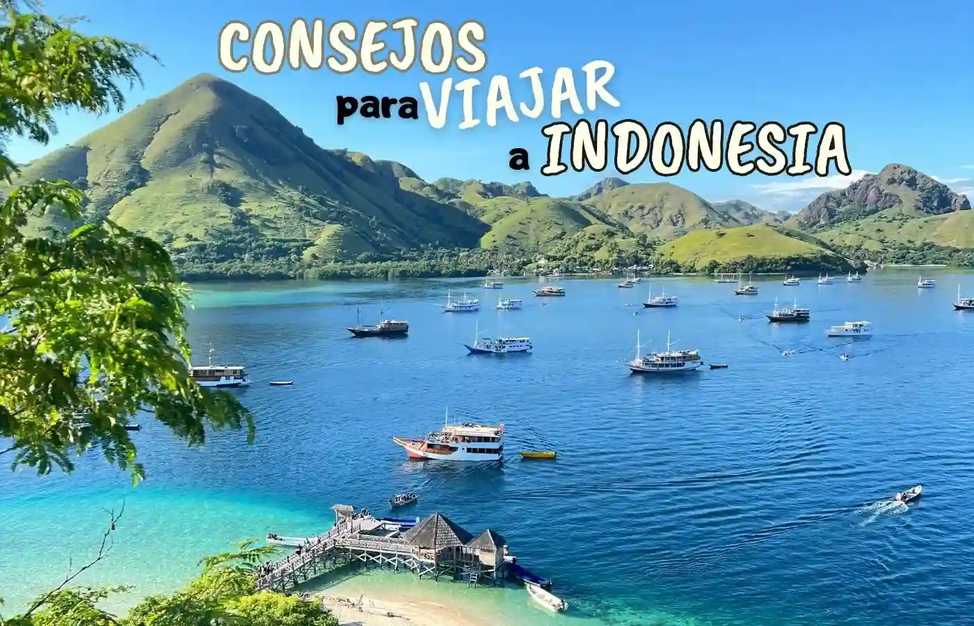 Consejos para viajar a Indonesia: bahía tropical, montañas, barcos.