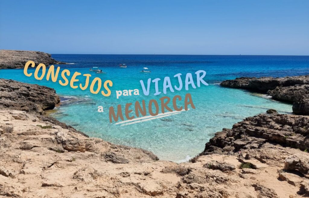 Cala de agua turquesa en Menorca, uno de los destinos más populares de Baleares.