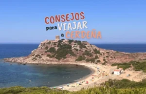 Playa de Cerdeña con torre antigua y texto sobre viajes.