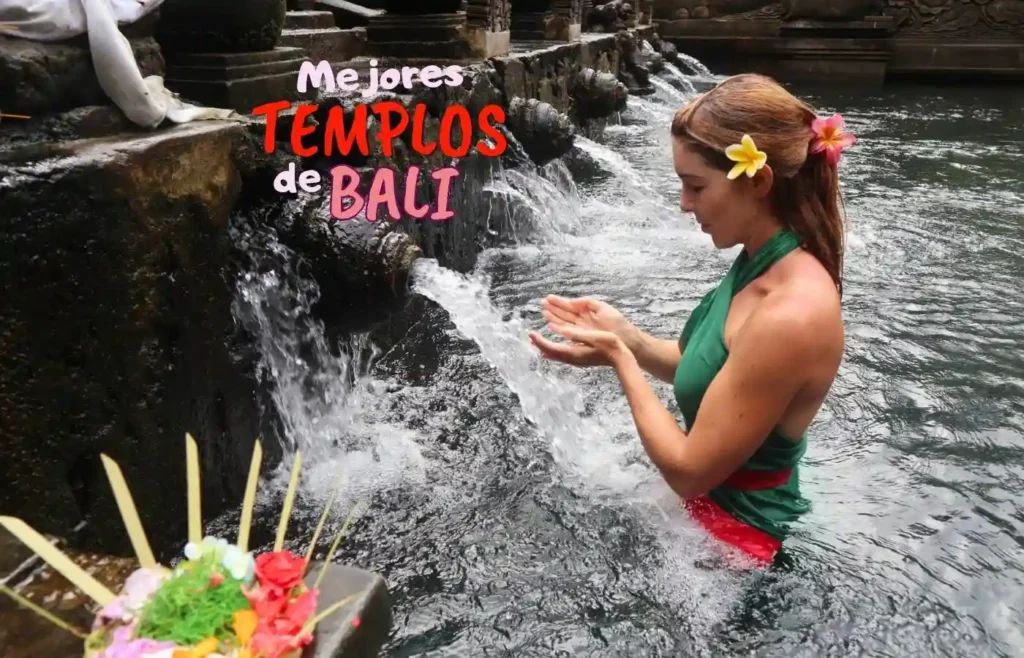Mujer en templo de agua balinés, ritual con ofrendas.