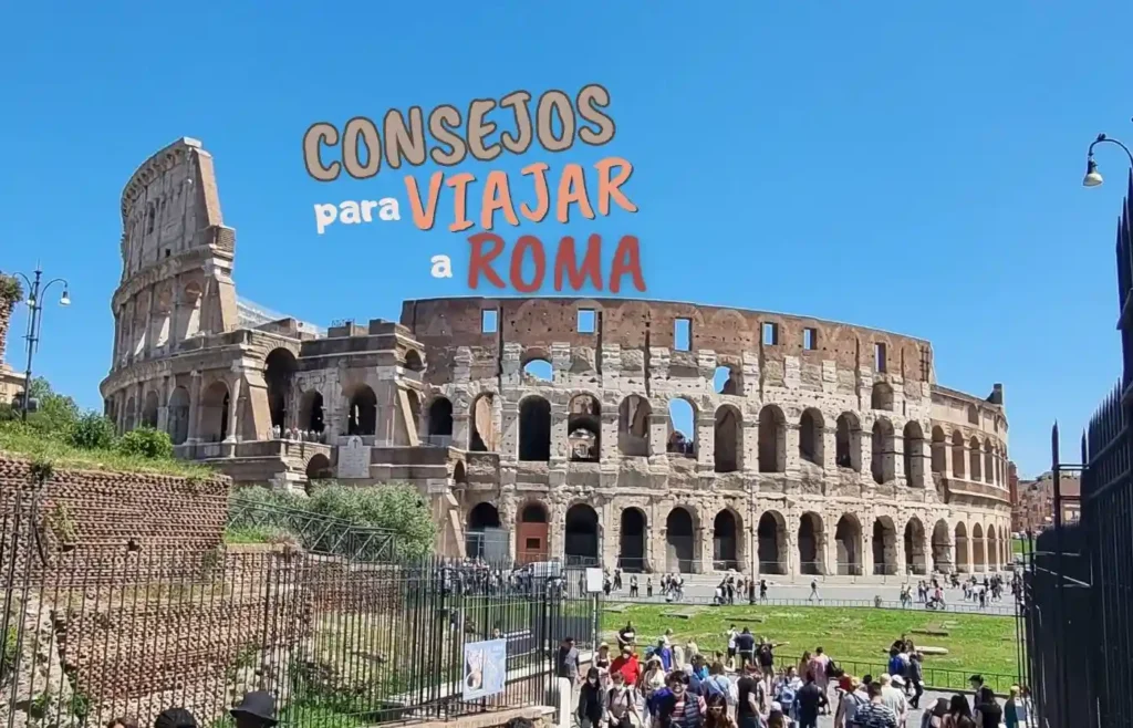 Consejos para viajar a Roma con una vista panorámica del Coliseo Romano bajo un cielo azul.