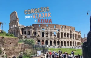 Consejos para viajar a Roma con una vista panorámica del Coliseo Romano bajo un cielo azul.