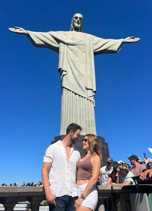 Héctor y Mireia frente a la estatua del Cristo Redentor.