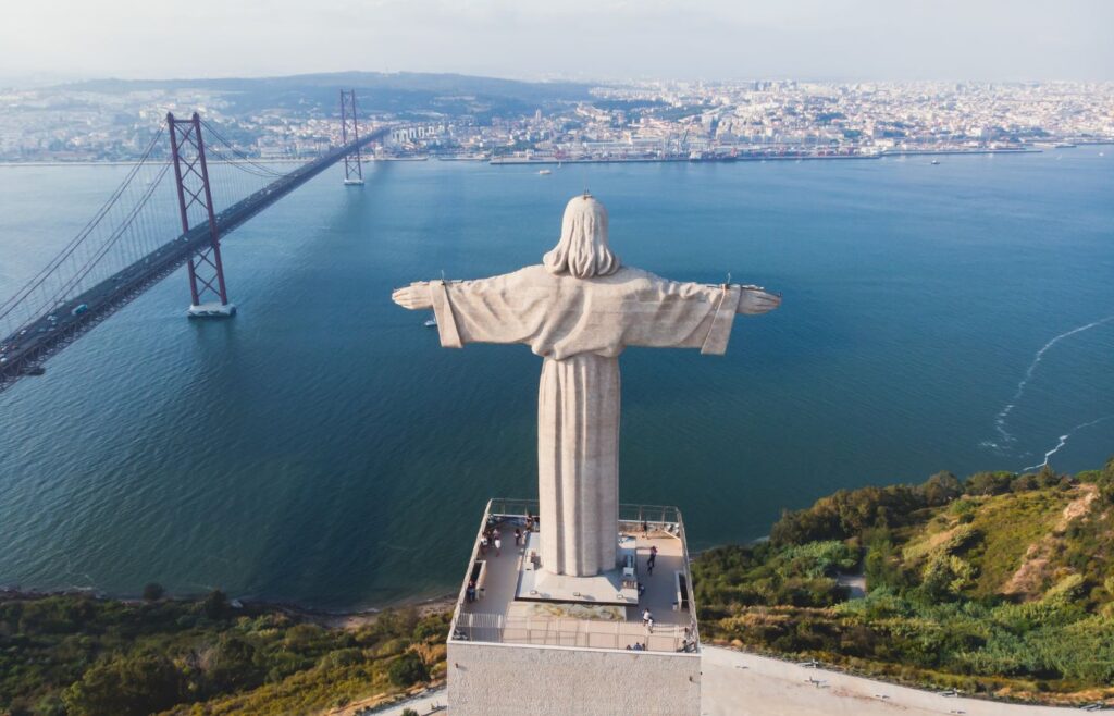 Cristo Rei y puente 25 de Abril en Lisboa