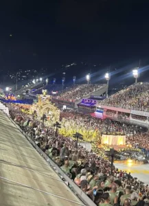 Grandes carrozas iluminadas durante el desfile de Carnaval en Río de Janeiro.
