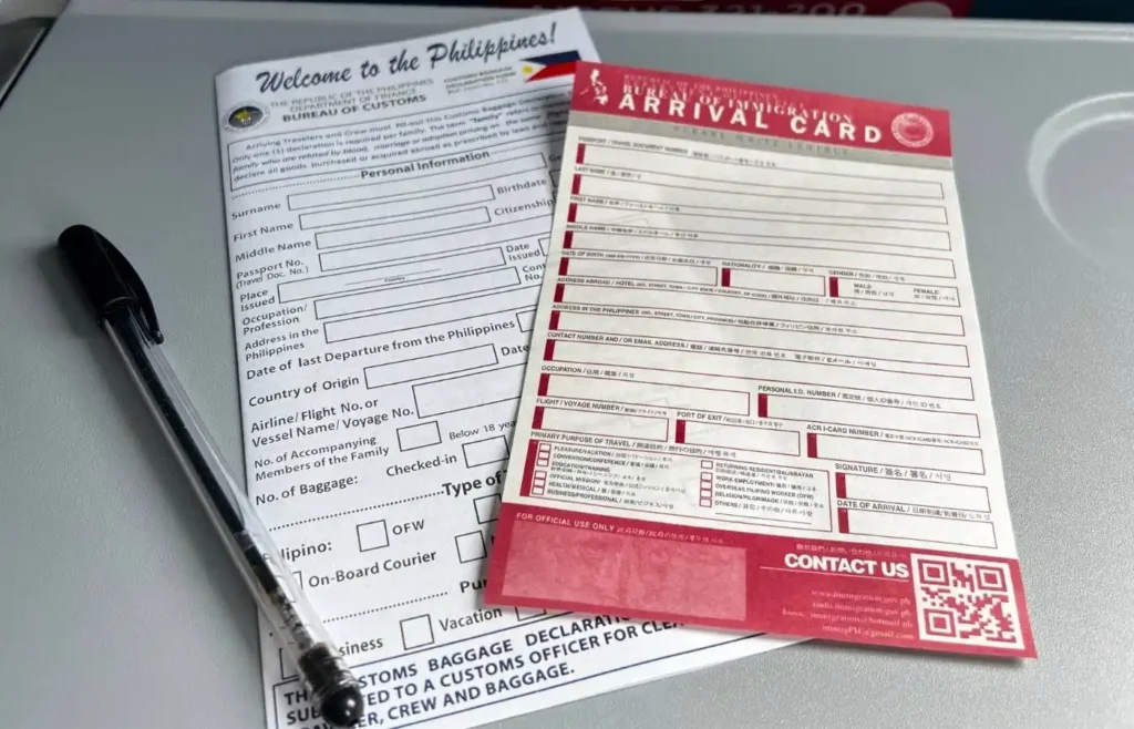 Papeles de reserva y documentación necesaria para viajar a Filipinas.