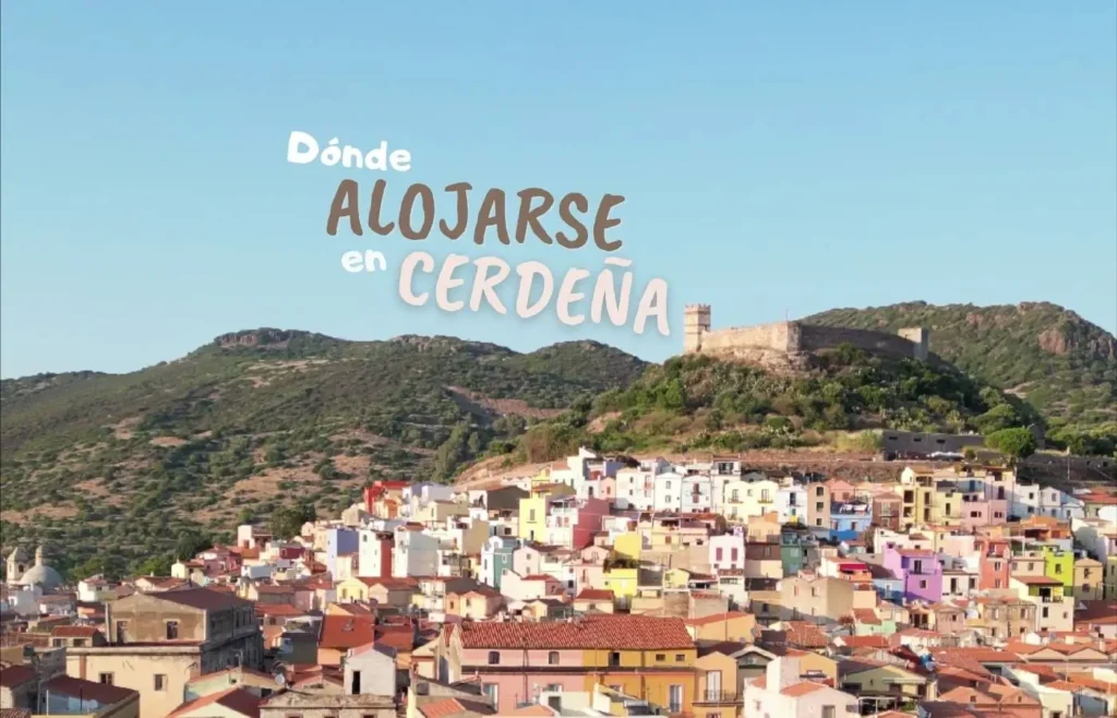 Pueblo costero colorido con castillo, montañas y texto sobre Cerdeña.
