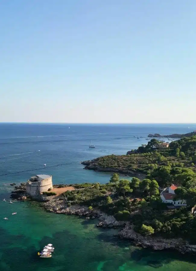 Pequeña bahía de aguas verdes rodeada de chalets y naturaleza en el norte de Cerdeña.