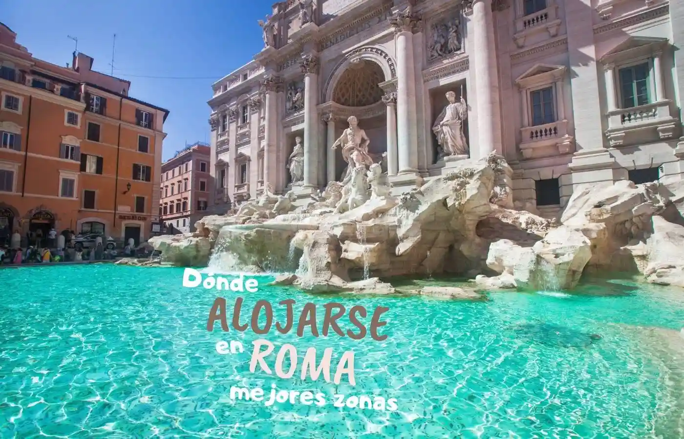 Consejos sobre dónde alojarse en Roma con una vista de las aguas turquesas de la Fontana di Trevi.