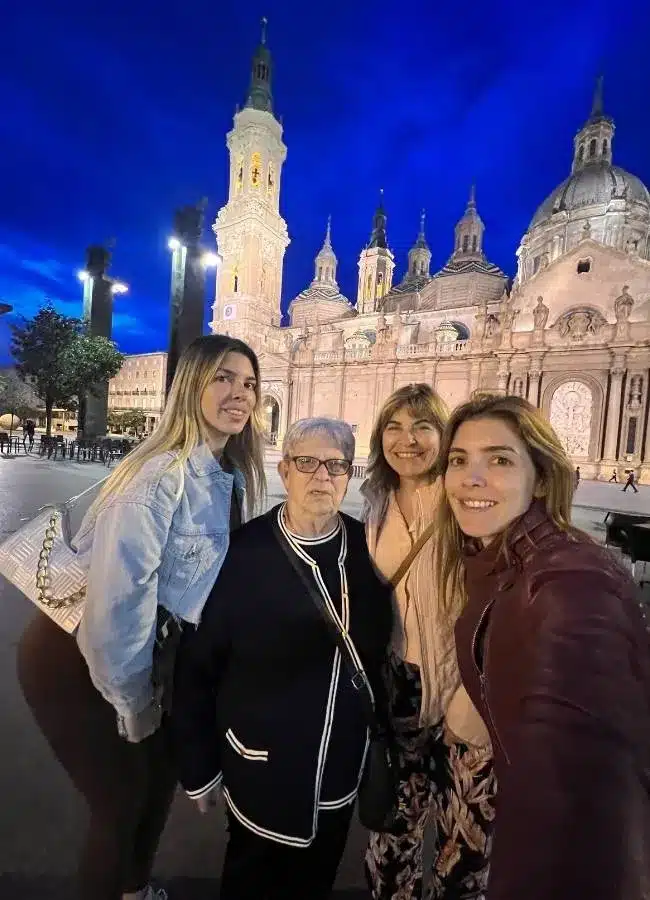 Familia disfrutando de las vistas nocturnas de la Basílica del Pilar en Zaragoza.