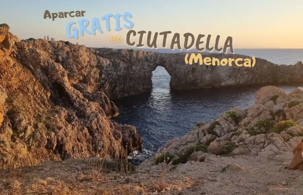 Atardecer en el arco natural de Pont d'en Gil, un lugar estratégico donde aparcar en Ciudadela de Menorca gratis para disfrutar de la puesta de sol.
