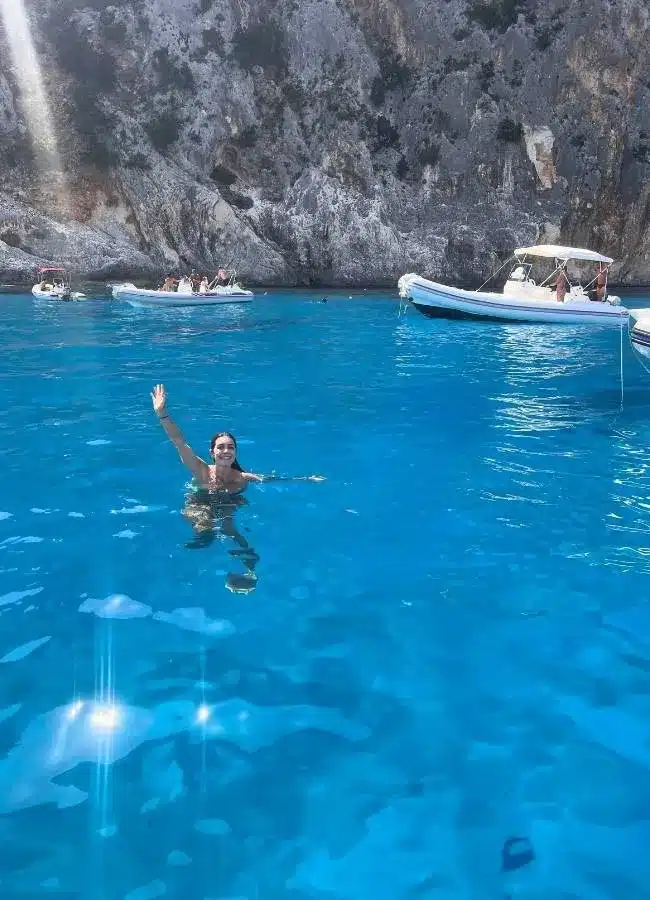 Bañista nadando en aguas completamente azules y cristalinas de las calas de Cerdeña.
