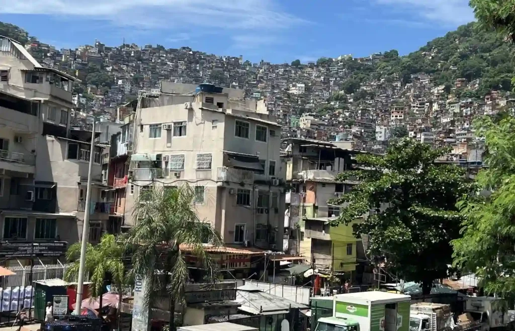 Detalle de la construcción vertical en la comunidad Rocinha.