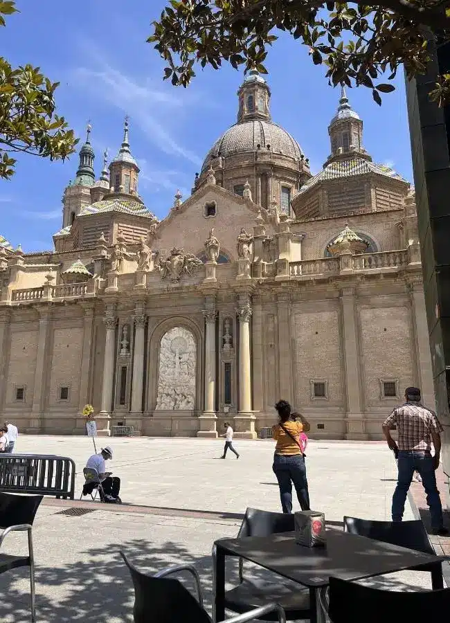 Imponente Basílica del Pilar en Zaragoza bajo cielo azul.