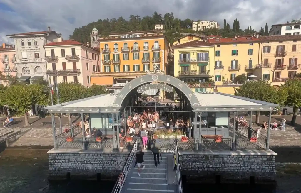 Terminal de ferry Bellagio, Lago Como, Italia, edificios coloridos.