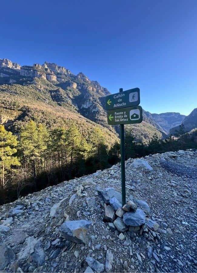 Señal de ruta en el Cañón de Añisclo, montañas y cielo azul.