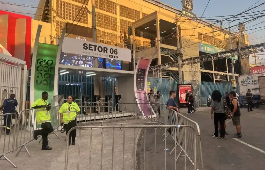 Fachada de uno de los sectores de acceso al Sambódromo Marquês de Sapucaí.