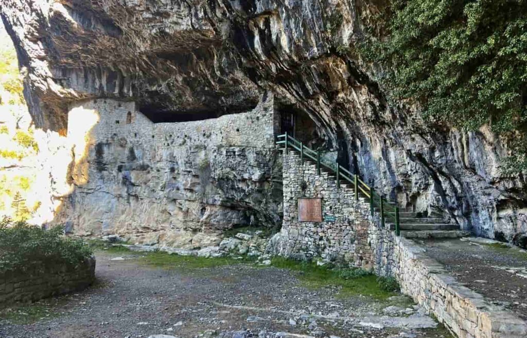 La histórica ermita de San Úrbez construida bajo el abrigo de la roca en el Cañón de Añisclo.