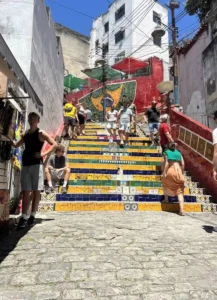 Los famosos azulejos de las Escaleras de Selarón en el barrio de Lapa.