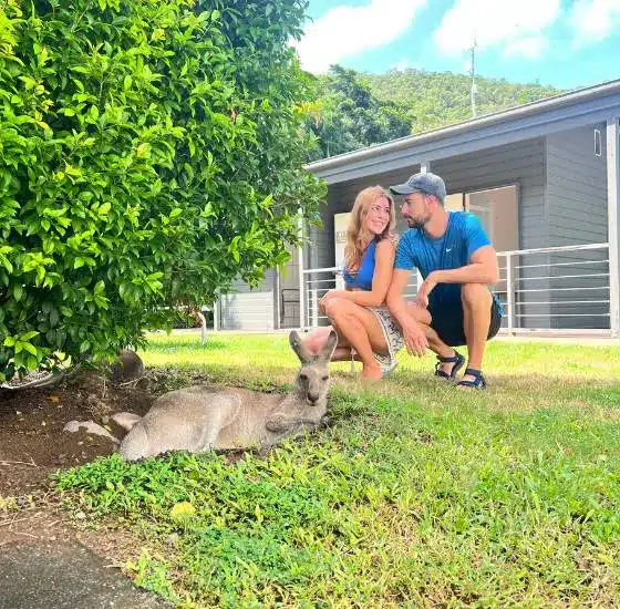 Pareja relajada en el jardín de un alojamiento rural con encanto.