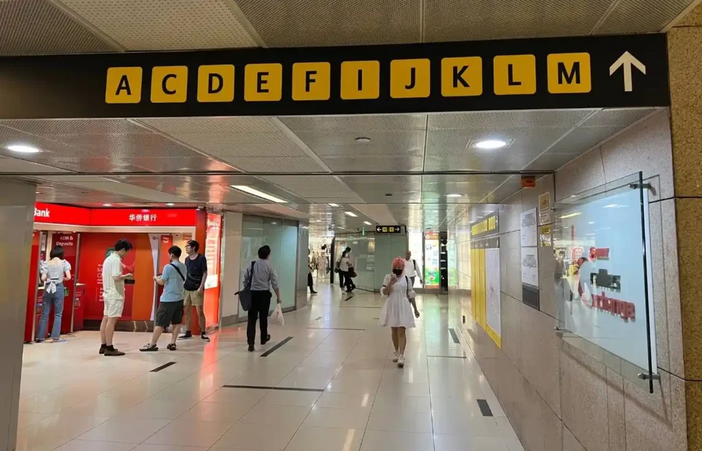 Interior de una moderna y limpia estación de metro (MRT) en Singapur.