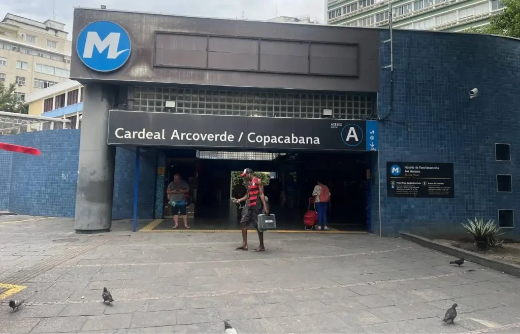 Entrada a una estación de Metro en Río de Janeiro, transporte recomendado.