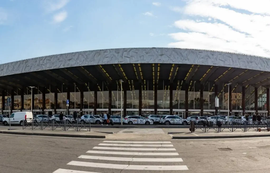 Exterior de estación Roma Termini, coches aparcados, paso de cebra.