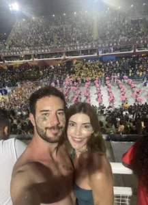 Nosotros disfrutando del ambiente del Carnaval en el Sambódromo de Río.