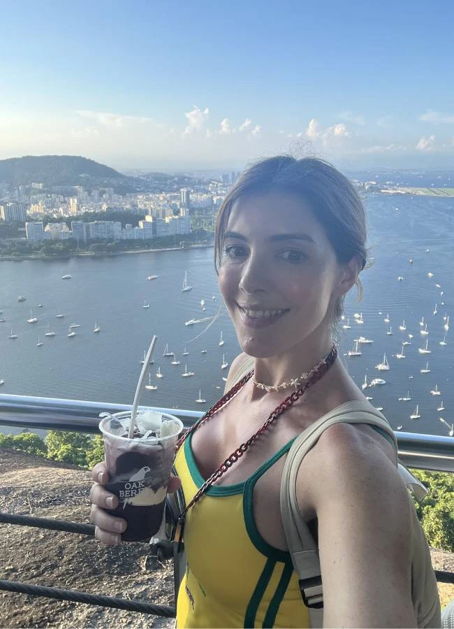 Mireia disfrutando de un açaí en lo alto de un morro en Río.
