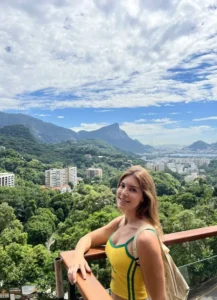 Mireia disfrutando de las vistas desde lo alto de la favela Rocinha.