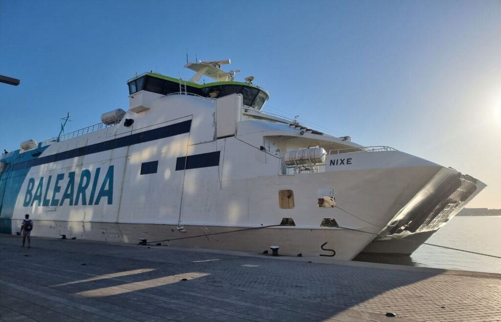 Ferry de Baleària llegando al puerto de Menorca
