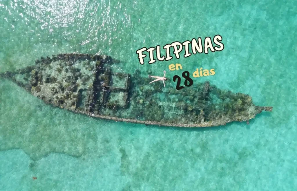 mireia flotando sobre un barco hundido en filipinas