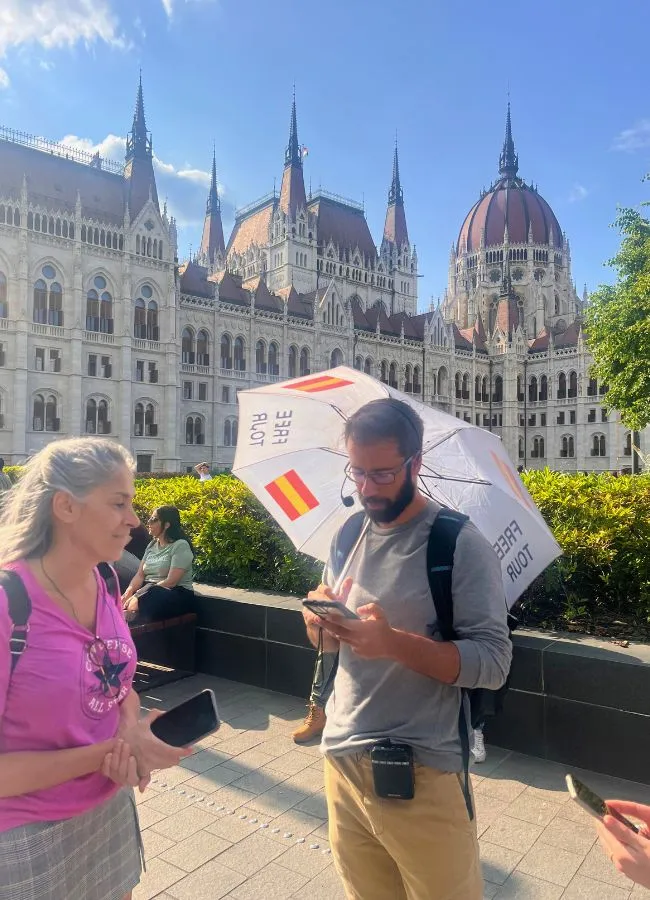 Guía turístico con paraguas realizando un free tour por el centro histórico
