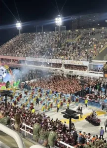 Celebración con fuegos artificiales durante el Carnaval de Río de Janeiro.