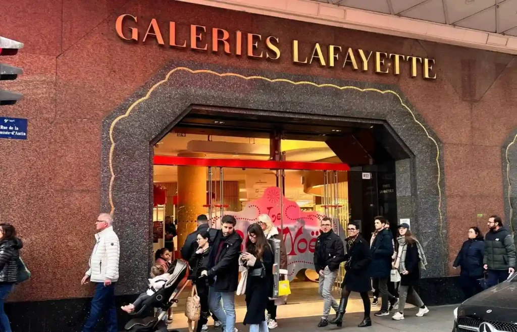 Entrada principal de las famosas Galerías Lafayette en el bulevar Haussmann.