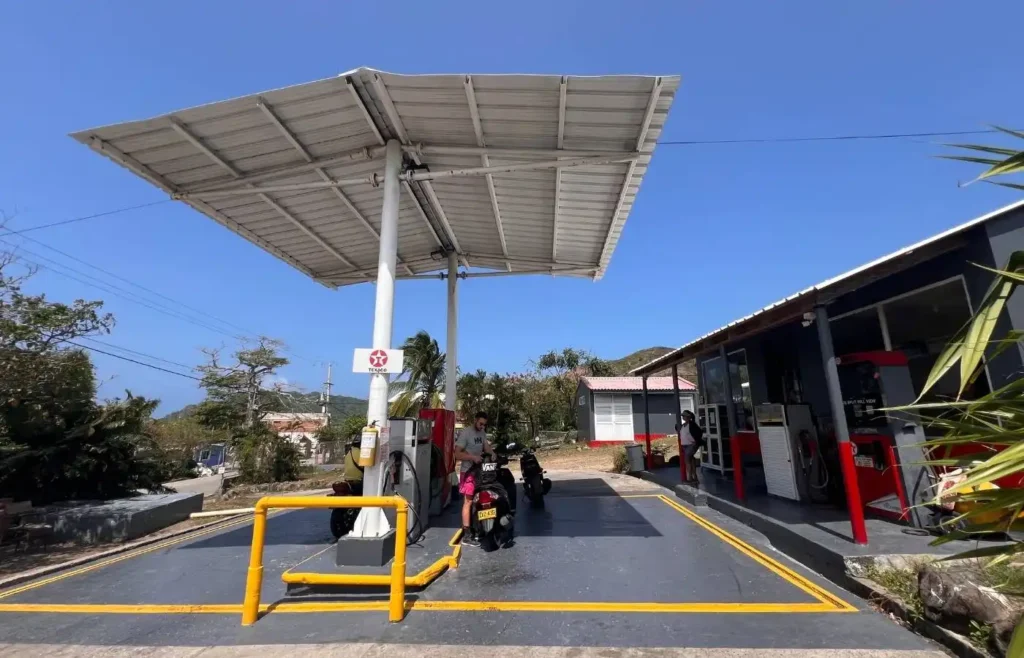 La gasolinera principal de Providencia para repostar motos y mulas.