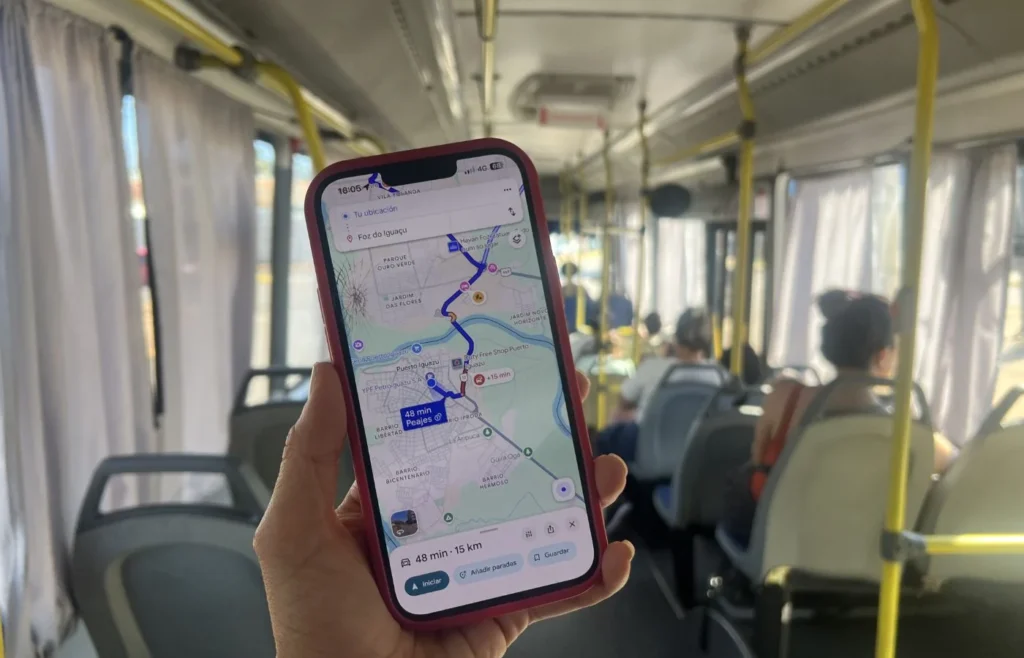 Usando Google Maps en el móvil para moverse por Río de Janeiro.