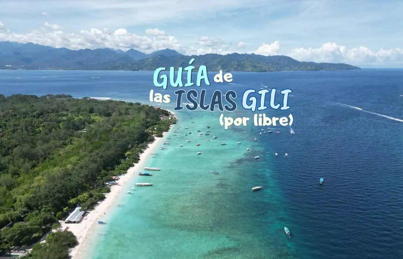 Vista aérea paradisíaca Islas Gili, playa, mar turquesa, barcos.