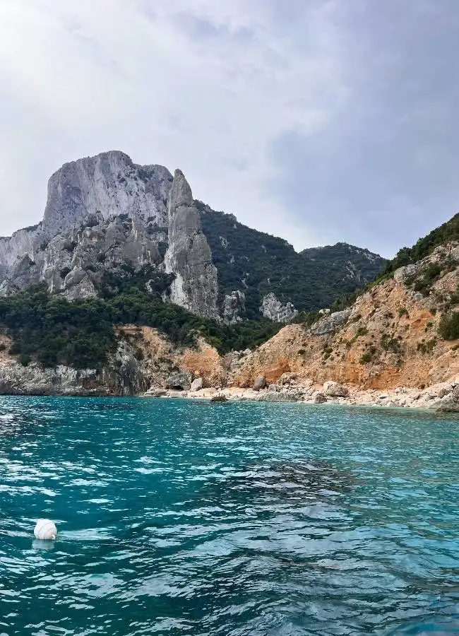 Impresionantes paredes verticales de piedra caliza sobre las aguas azules del Golfo de Orosei.