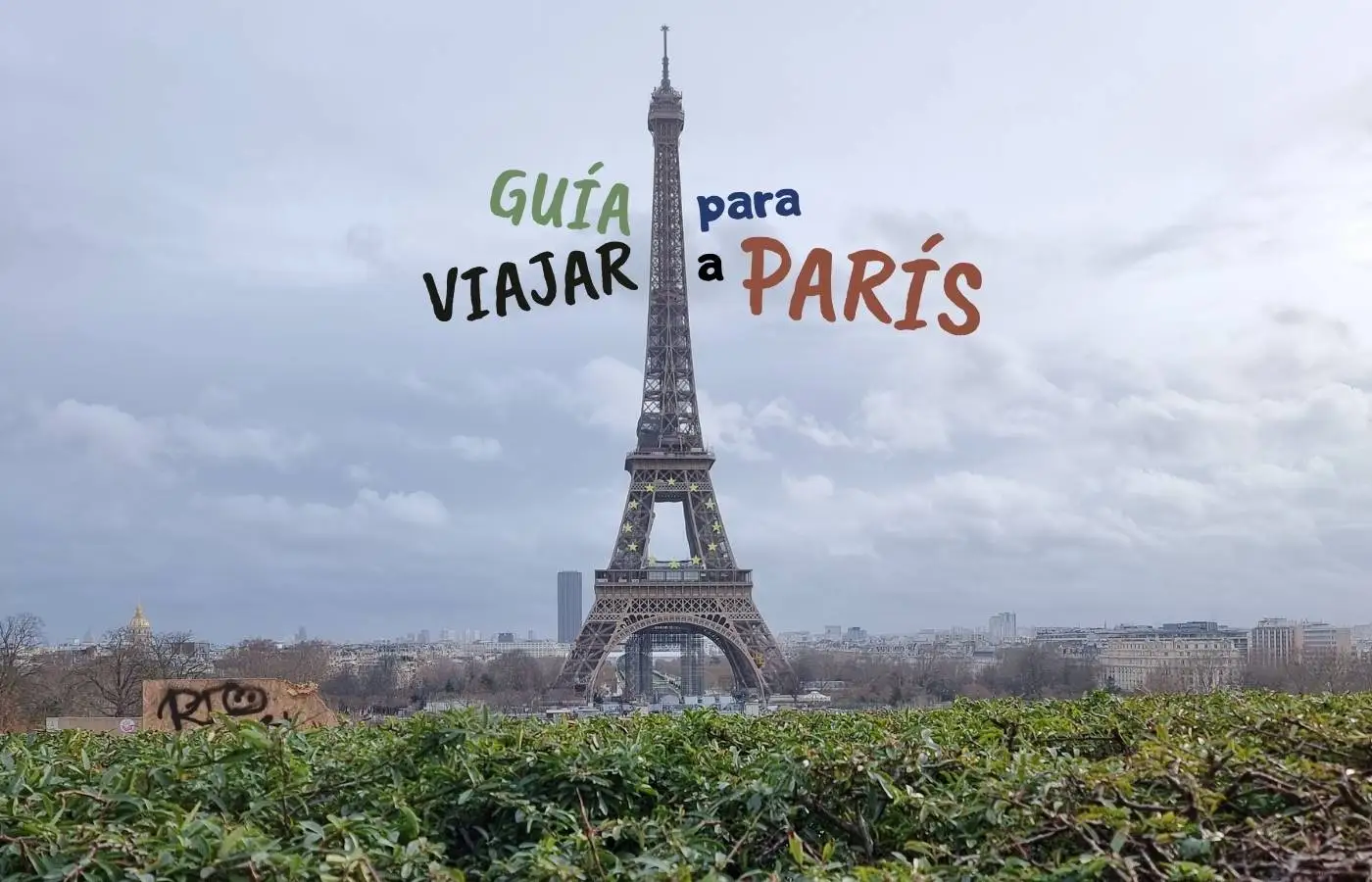 Cartel de "guía para viajar a París" sobre la imagen de la Torre Eiffel.