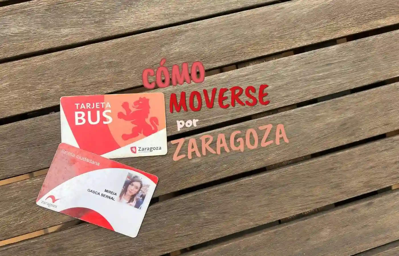 Tarjetas de transporte público y ciudadana de Zaragoza sobre madera.