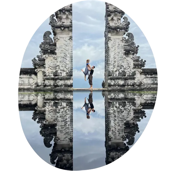 Pareja de viajeros en la Puerta del Cielo de Bali, Indonesia.